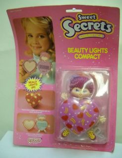   1694 NRFC Vintage Galoob Sweet Secrets Lips Beauty Lights Compact Doll
