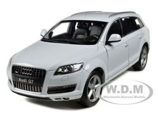 AUDI Q7 WHITE 1:18 DIECAST MODEL CAR BY WELLY 18032