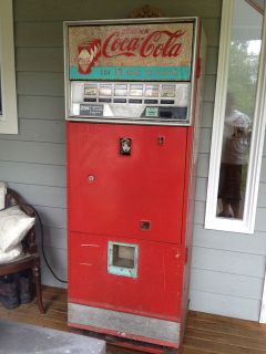 Vintage Coca Cola Vending machine   early 70s late 60s 12 oz cans 