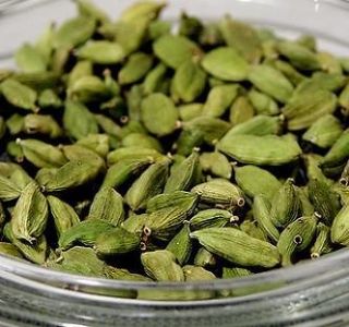 whole green cardamom pods ( Ceylon Cardamom)