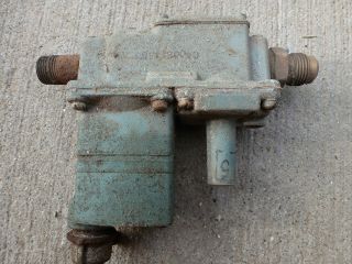 SMALL GREEN MAXITROL GAS VALVE FROM KEWANEE BOILER SOLD AS IS FREE 