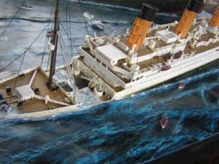TITANIC Sinking 1/350 DIORAMA; model boats passengers