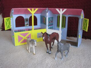 Breyer horse stable with 3 horses this is a great breyer starter set