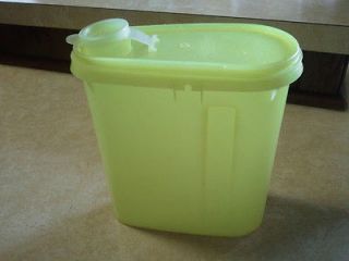 Vintage Tupperware 1half Gall. Pitcher Yellow Sheer, With Flip Lid 
