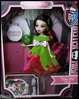 Monster High* SNOW BITE DRACULAURA DOLL  Scary Tales