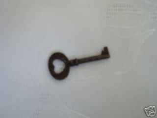 RUSTY MINIATURE ANTIQUE STYLE SKELETON KEY HEART CHARM OLD TIME