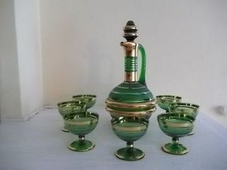 VINTAGE GREEN GLASS WITH GOLD GILT DECANTER STOPPER AND 7 CORDIAL 