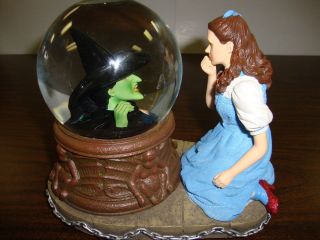 Wizard Of Oz   Dorothy & The Wicked Witch Inside Snow Globe   6 Tall