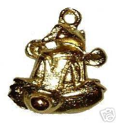 GOLD PLATED PEPE LE PEW CHARM   PENDANT