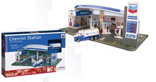   STATION DIORAMA GAS & FOOD MART 1/64 SCALE WITH CAR BY DARON DIECAST