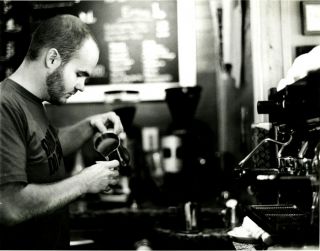 Um barista tirando café saber como produzir o melhor café é um dos 