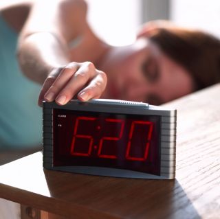 Dicas para dormir melhor: marque um horário para você acordar e ir 