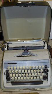 Typewriter manual ADLER gabriele 25 grey & white gray hard carry case 
