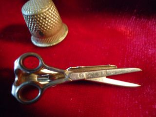 ESTATE ANTIQUE GOLD TONED THIMBLE AND WISS SHEARS/SCISSORS CLIP