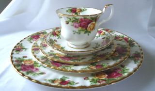 1962 Royal Albert Old Country Roses Bone China 5 Piece Place Setting 