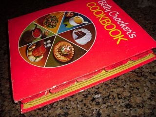 Vintage Betty Crockers 5 Ring Binder Red Pie Cookbook ©1969 1974 