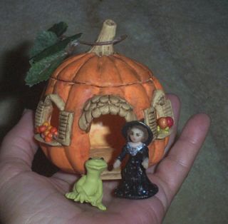OOAK Halloween Pumpkin Shell Witch Frog Caldron Biel