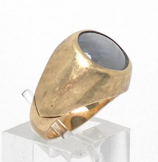 this is a wonderful vintage 14k gold and blue star sapphire ring