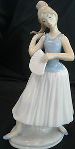Beautiful Lady w Fan Castille Porcelain Figurine Made in Spain Lladro 