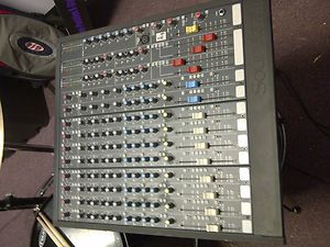 soundcraft 10 channel mixing board