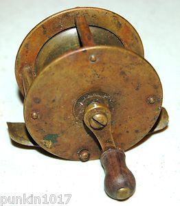 ANTIQUE SMALL BRASS FISHING REEL COLLECTIBLE BRASS WOOD HANDLE TRADE