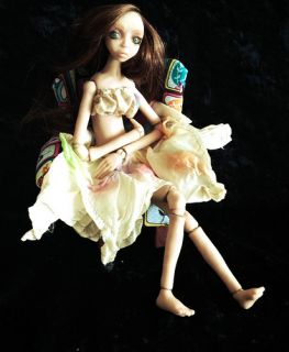  She is strung with springs andsculpted using a blend of polymer clay