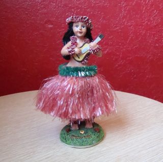 Dashboard Hula Doll Classic Retro Kitsch Hawaiian Ukulele Girl Wiggle
