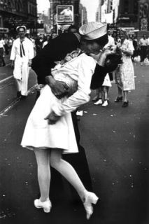 Kissing on VJ Day Poster ve Times Square WWII War End