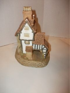 David Winter Cottages Squires Hall 1985 Retired Piece