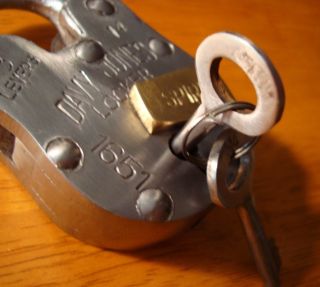 DAVY JONES LOCKER Antique Stockade Pirate Treasure Chest Lock