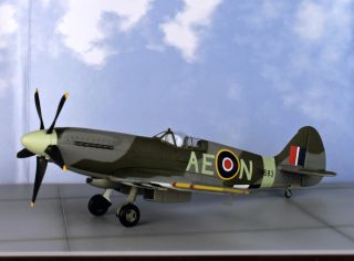  HA7110 Spitfire Mk.XIV Wilbert Dodd, RAF #402 1/48 Diecast Model