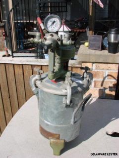 Binks 83 5507 2 Gal Paint Pot w Airmotor Agitator and Regulator