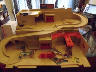 Vintage 1980s Hot Wheels Service Center Playset Toy Car Race Track