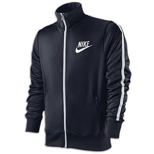 Look hot this season in the Nike PL Track Jacket. This 100% polyester
