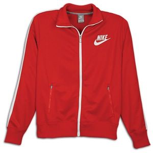 Look hot this season in the Nike PL Track Jacket. This 100% polyester