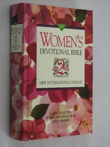 NIV Womens Devotional Bible 2 Daily Devotions From Godly Women HARDCOVER  