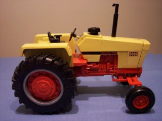 1170 Tractor Foxfire Farm by Lowell Davis w Figurine No Reserve